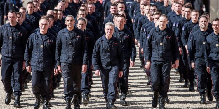 Firefighters and security forces who helped battle the flames at Notre Dame Cathedral arrive for a ceremony at the Elysee Palace in Paris, April 18, 2019. (AP photo)