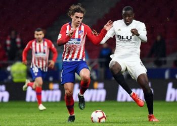 Antoine Griezmann (L) scored the second goal for Atletico Madrid against Valencia, Wednesday