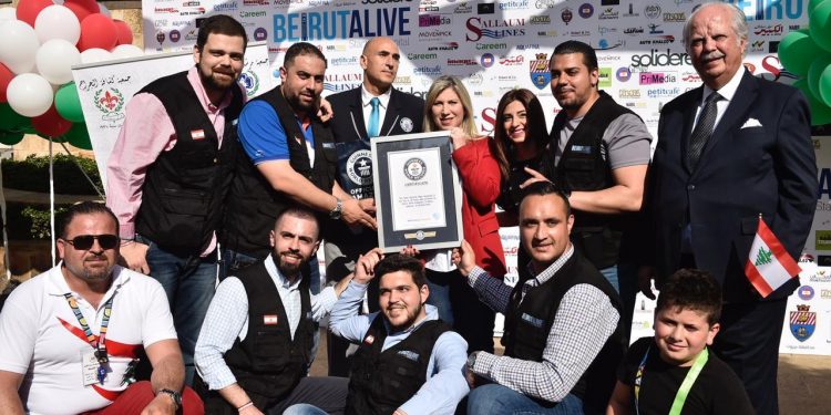 The Beirut Alive Association in the national capital Sunday raised a total of 26,852 Lebanese flags breaking New York's Waterloo record of 25,599 flags.