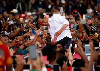 FILE PHOTO: Indonesia's presidential candidate for the upcoming general election Joko Widodo takes pictures with his supporters during his first campaign rally at a stadium in Serang, Banten province, Indonesia, March 24, 2019. REUTERS/Willy Kurniawan/File Photo