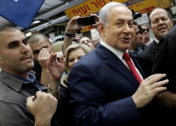 Netanyahu makes his way through Machane Yehuda market in Jerusalem the day before the election (AFP)