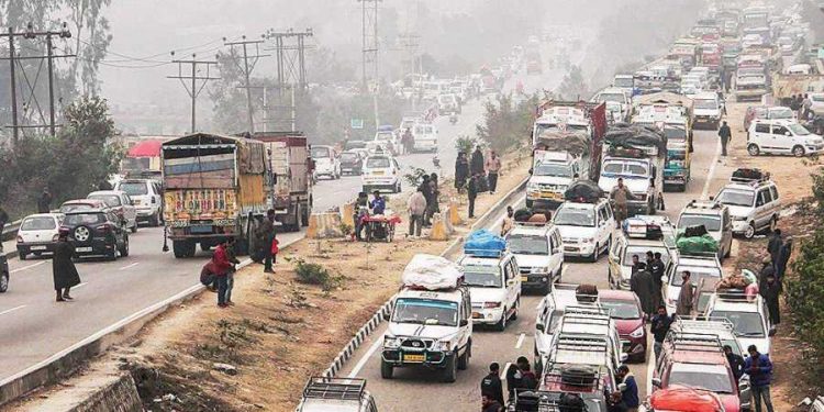 The traffic on the highway plies alternatively from the capital cities of Jammu and Srinagar to ensure smooth movement of the vehicles. (Image: PTI)