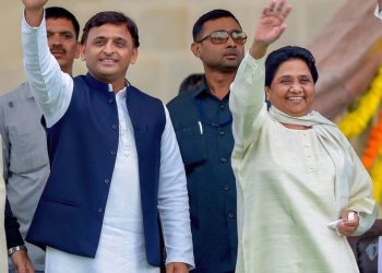 Bengaluru: Samajwadi Party leader Akhilesh Yadav with Bahujan Samaj Party leader Mayawati wave at the crowd during the swearing-in ceremony of JD(S)-Congress coalition government, in Bengaluru, on Wednesday. (PTI Photo/Shailendra Bhojak) (PTI5_23_2018_000199B)