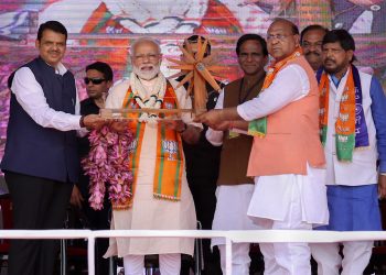 Wardha: Prime Minister Narendra Modi with Chief Minister of Maharashtra Devendra Fadnavis (L) and BJP candidate from Wardha constituency Ramdas Tadas (R), during an election rally, ahead of the Lok Sabha polls, in Wardha, Monday, April 01, 2019. (PTI Photo)(PTI4_1_2019_000066B)