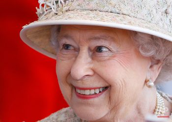 Britain's  Queen Elizabeth II smiles as she awaits the arrival of the President of the United Arab Emirates Sheik Khalifa bin Zayed Al Nahyan in Windsor in England, Tuesday, April 30, 2013. (AP Photo/Kirsty Wigglesworth, pool)