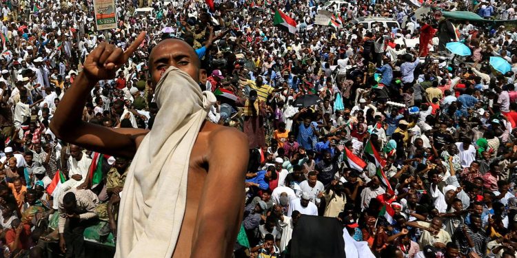 Thousands remained encamped outside Khartoum's army headquarters to keep up pressure on a military council that took power after ousting Bashir Thursday. (Image: Reuters)