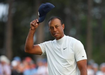 After two early birdies and a bogey, Woods missed an eight-foot par putt at the par-5 eighth hole and seemed destined for an unspectacular round. (Image: Reuters)