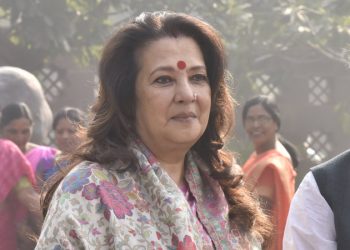 NEW DELHI, INDIA - DECEMBER 27: Trinamool Congress MP Moon Moon Sen with Sudip Bandopadhyay during the Parliament Winter Session on December 27, 2017 in New Delhi, India.  Impasse in Rajya Sabha ended after Arun Jaitleys clarification on PM Modis Gujarat election speech targeting Manmohan Singh but pandemonium continued in the Lok Sabha.  (Photo by Sonu Mehta/Hindustan Times via Getty Images)