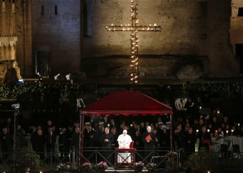 Pope leads Cross procession in Rome