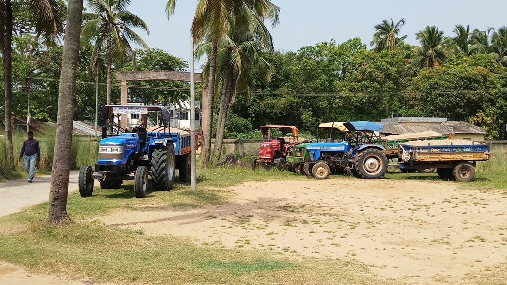 Illegal sand smuggling: JCB machine, 7 tractors seized
