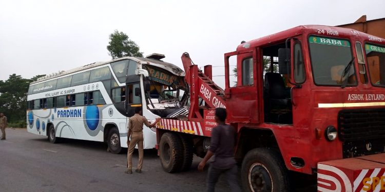 15 hurt as bus collides with truck
