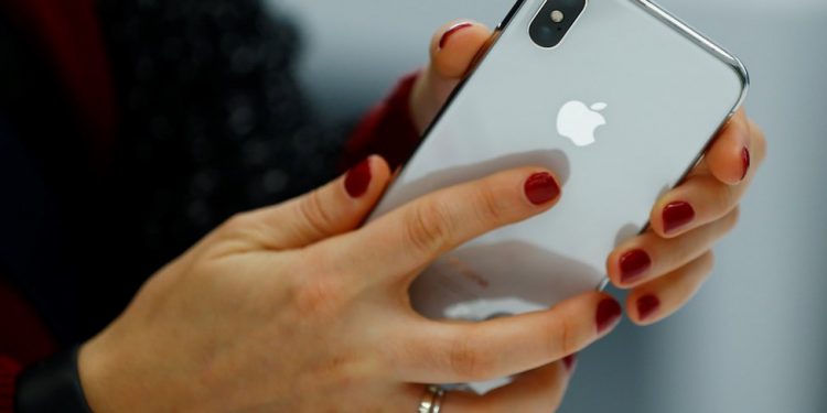 iPhone sales falls at record pace