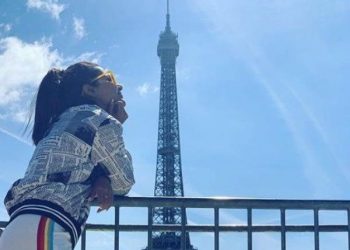 Hina Khan poses with Eiffel Tower before Cannes visit