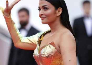 Dressed up in metallic gold gown with a long trail, Aishwarya looked no less than a mermaid at the gala.