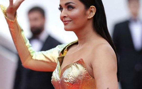 Dressed up in metallic gold gown with a long trail, Aishwarya looked no less than a mermaid at the gala.