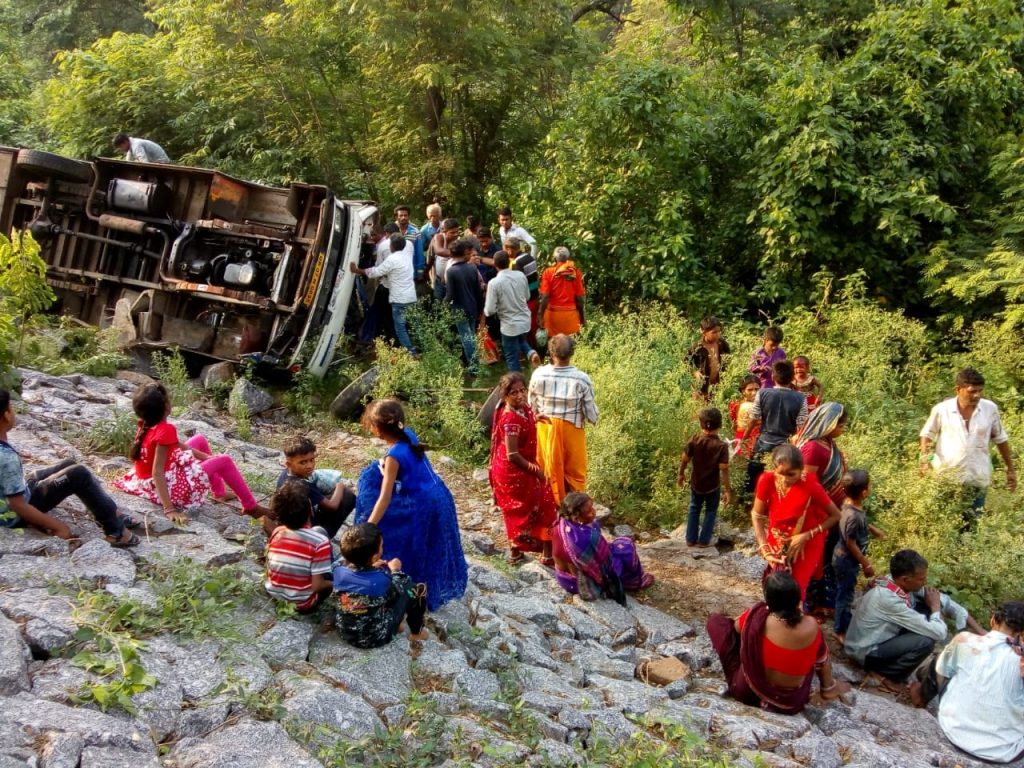 1 killed, 25 hurt in road mishap