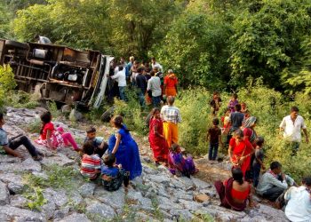 1 killed, 25 hurt in road mishap