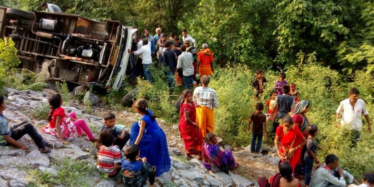 1 killed, 25 hurt in road mishap