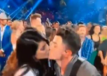 Desi girl Priyanka kisses Nick at Billboard Music Awards