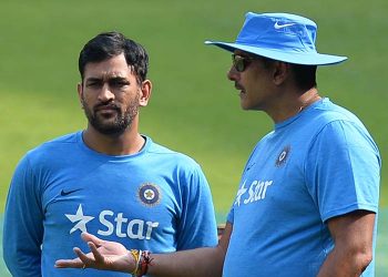 MS Dhoni (L) and Ravi Shastri