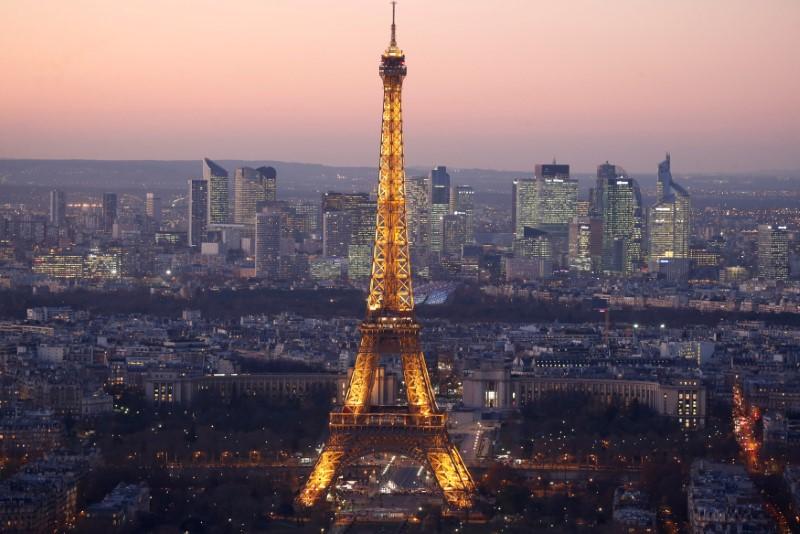 Eiffel Tower grows by 20 feet