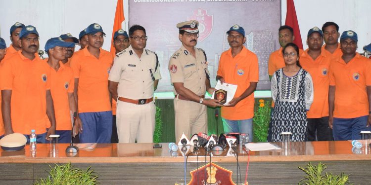 Twin-city police commissioner Satyajit Mohanty and Bhubaneswar DCP Anup Sahu along with ODRAF units at the felicitation ceremony, Wednesday 	op photo