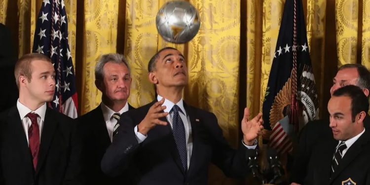 According to Obama, one of the reasons why Argentina have not been able to lift the World Cup trophy is because the Argentine XI doesn't play like a team.