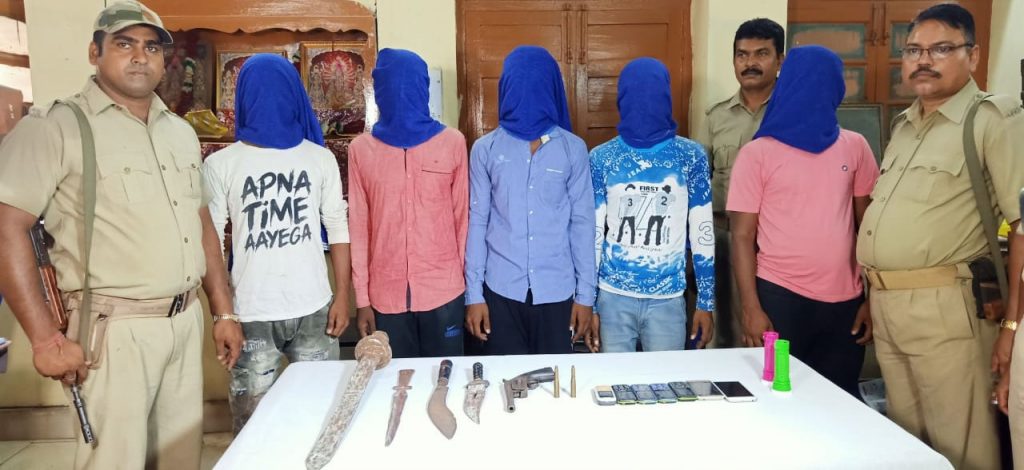 5 dacoits held, 3 escape