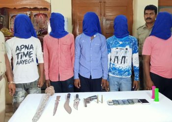 5 dacoits held, 3 escape