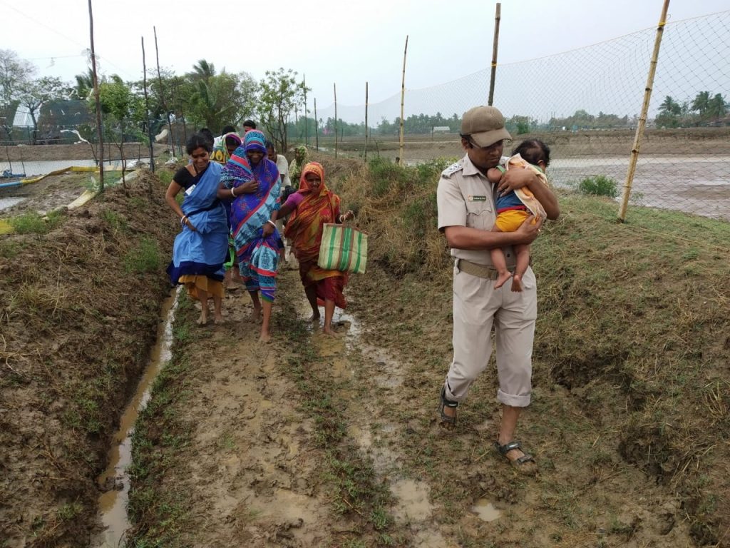 Evacuation by cops draws praise on social media