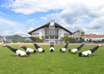 (180621) -- KUNMING, June 21, 2018 (Xinhua) -- Freshmen of the India-China Yoga College of Yunnan Minzu University practise yoga in Kunming, southwest China's Yunnan Province, June 21, 2018. The UN General Assembly declared June 21 as the International Yoga Day in 2014. (Xinhua/Xie Ziyi)(wsw)