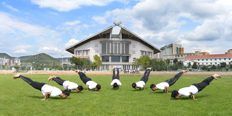 (180621) -- KUNMING, June 21, 2018 (Xinhua) -- Freshmen of the India-China Yoga College of Yunnan Minzu University practise yoga in Kunming, southwest China's Yunnan Province, June 21, 2018. The UN General Assembly declared June 21 as the International Yoga Day in 2014. (Xinhua/Xie Ziyi)(wsw)