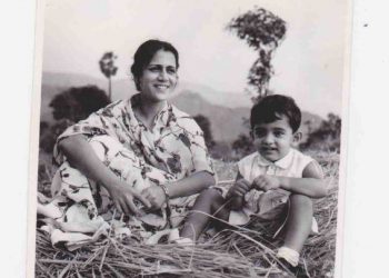 Aamir Khan with his mother. (Image: Twitter)