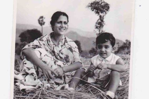 Aamir Khan with his mother. (Image: Twitter)