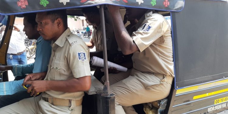 Angul: Auto rickshaws used to ferry Uts