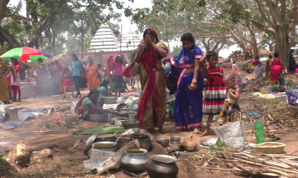 Women offer cakes at temple to avoid nature’s fury