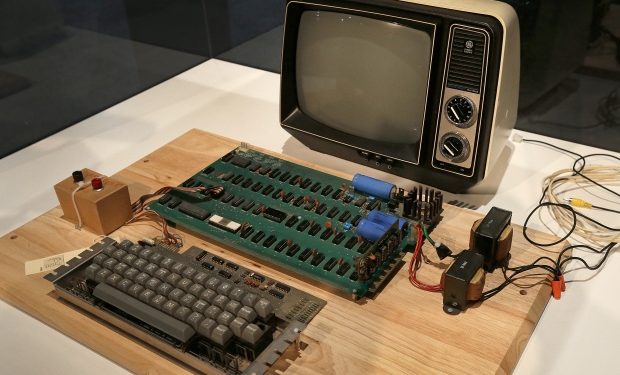 Apple’s first computer goes up for auction