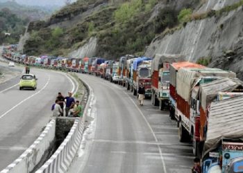 Rain triggers landslides in Himachal Pradesh; hundreds of tourists travelling to Kullu-Manali stranded