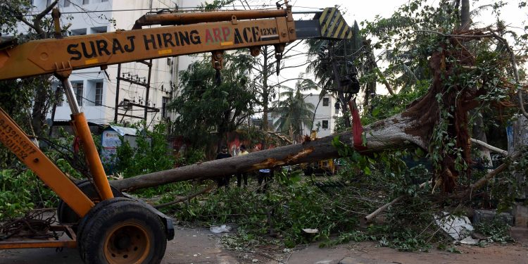 Removal of debris is being carried out at quick pace to facilitate the movement of traffic