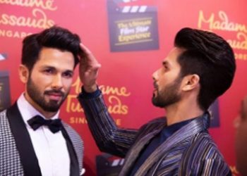 Shahid poses with his wax statue in Singapore