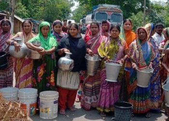 Hit by water shortage, women block road