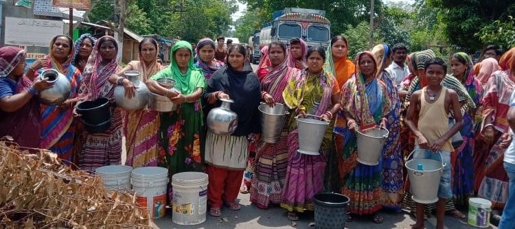 Hit by water shortage, women block road