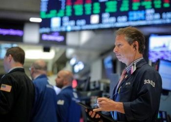 US stocks trade higher on rate cuts hopes