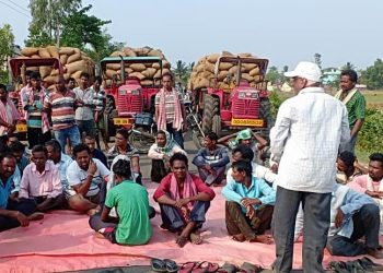 Irate farmers stage road blockade in Kalahandi