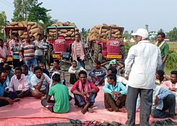 Irate farmers stage road blockade in Kalahandi