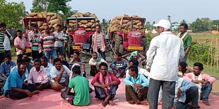Irate farmers stage road blockade in Kalahandi