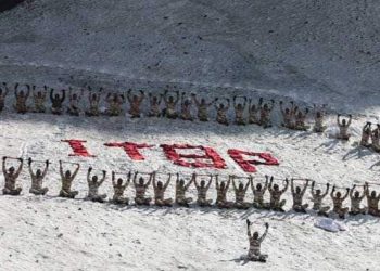 The paramilitary personnel, including women, performed yogasanas on a snow-covered slope in minus 10 degrees Celsius temperature early morning.