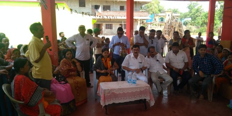People urge MLA to sort out water problem
