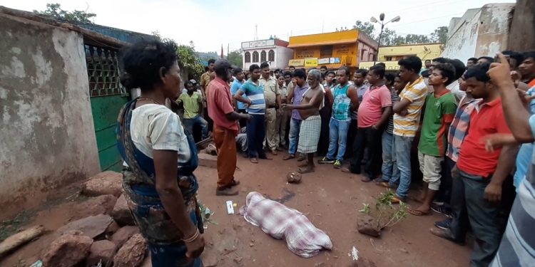 Dumper runs over minor boy; locals block road