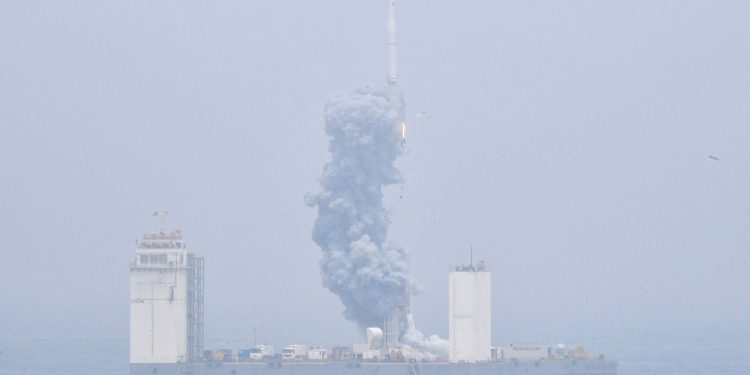 QINGDAO, June 5, 2019 (Xinhua) -- A Long March-11 solid propellant carrier rocket is launched from a mobile launch platform in the Yellow Sea off east China's Shangdong Province, June 5, 2019. China successfully launched a rocket from a mobile launch platform in the Yellow Sea off Shandong Province on Wednesday, sending two technology experiment satellites and five commercial satellites into space.    A Long March-11 solid propellant carrier rocket blasted off at 12:06 p.m. from the mobile platform. It is China's first space launch from a sea-based platform and the 306th mission of the Long March carrier rocket series. Xinhua/UNI PHOTO-8F